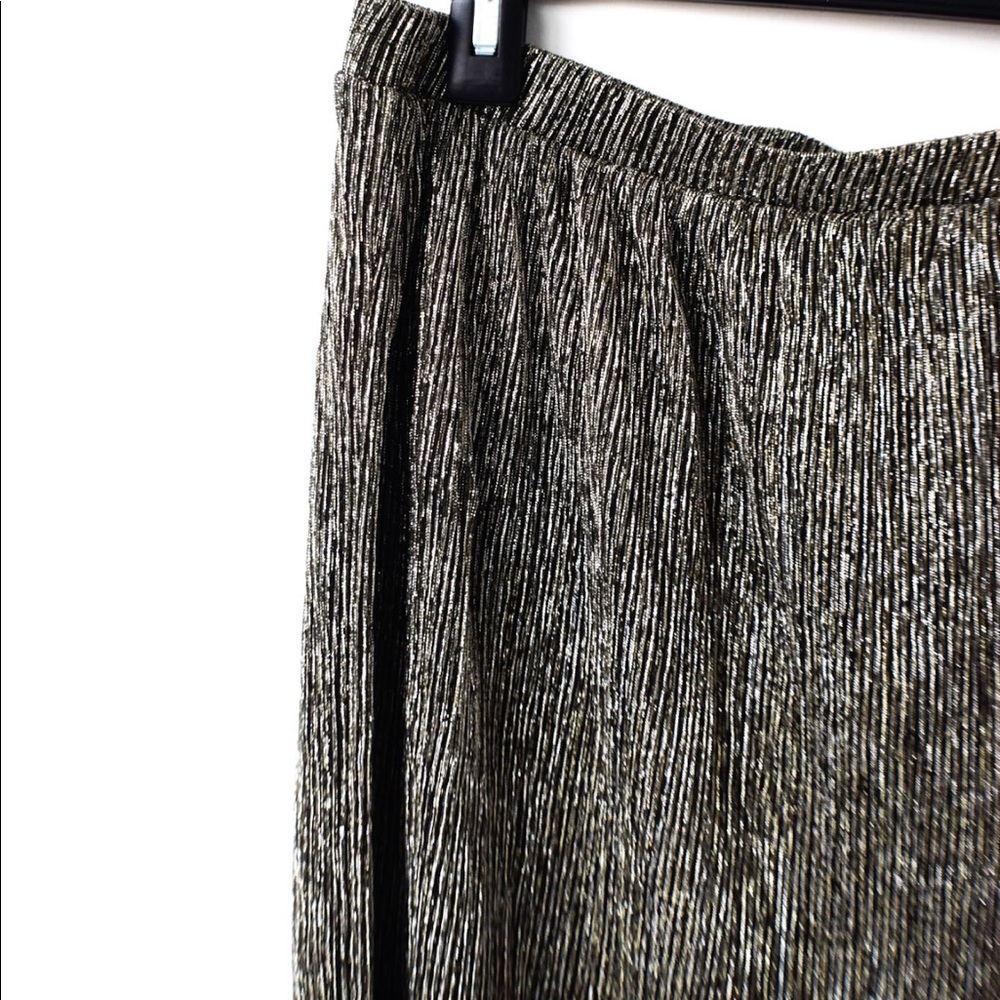 **SOLD** Dex Metallic Pleated Skirt. - Picture 3 of 4